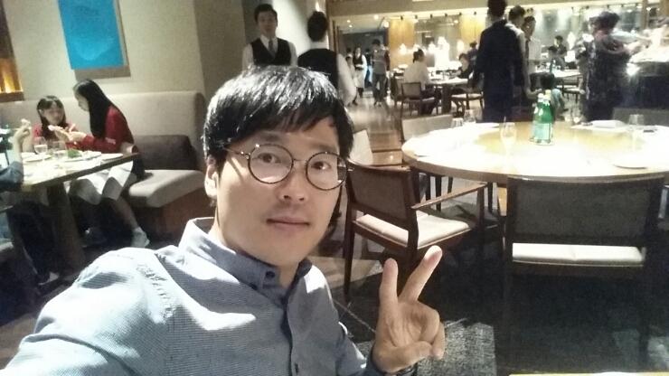 테이블과 의자가 배치된 식당 내부 전경