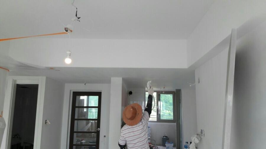 천장 조명 위치를 잡고 작업 중인 모습