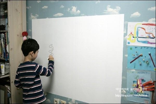 벽면 보드와 책장이 배치된 아이방의 전체적인 모습