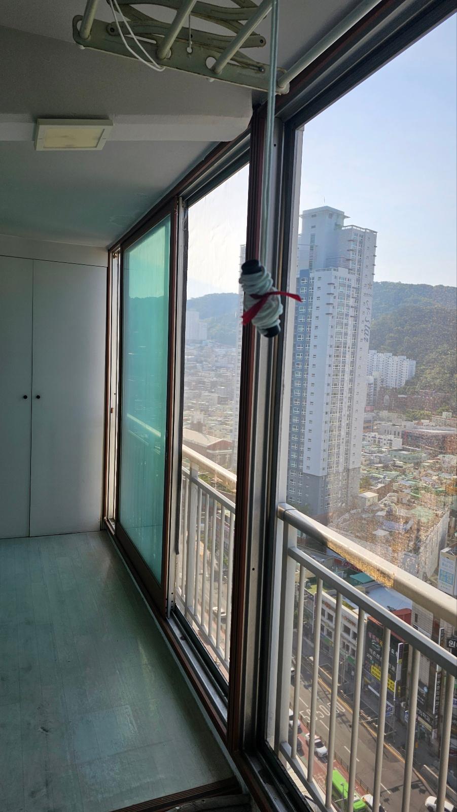 흰색 라이닝과 벽면이 맞닿은 창호 설치 과정