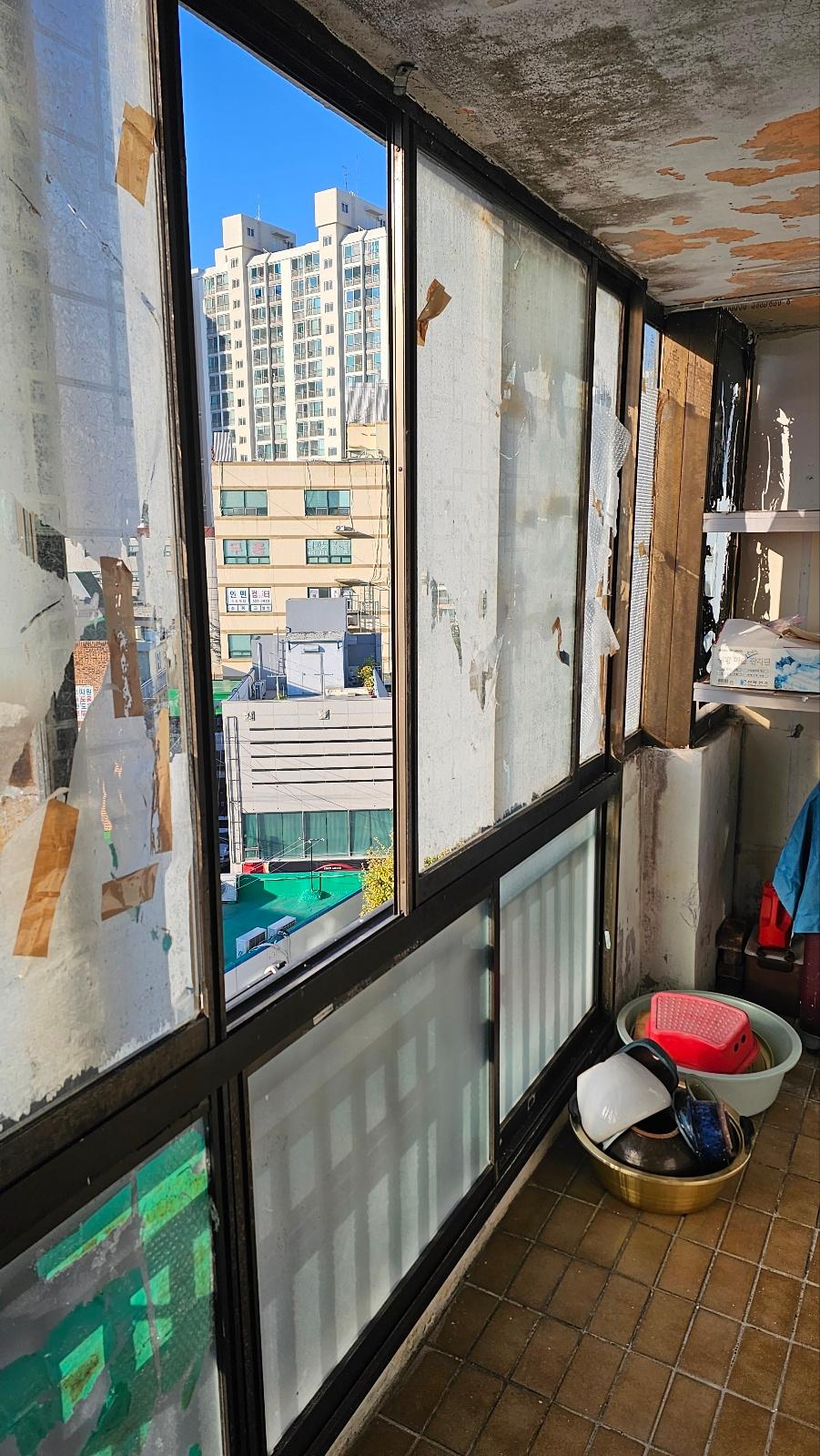 창호가 제거되어 벽면과 천장 마감이 드러난 상태