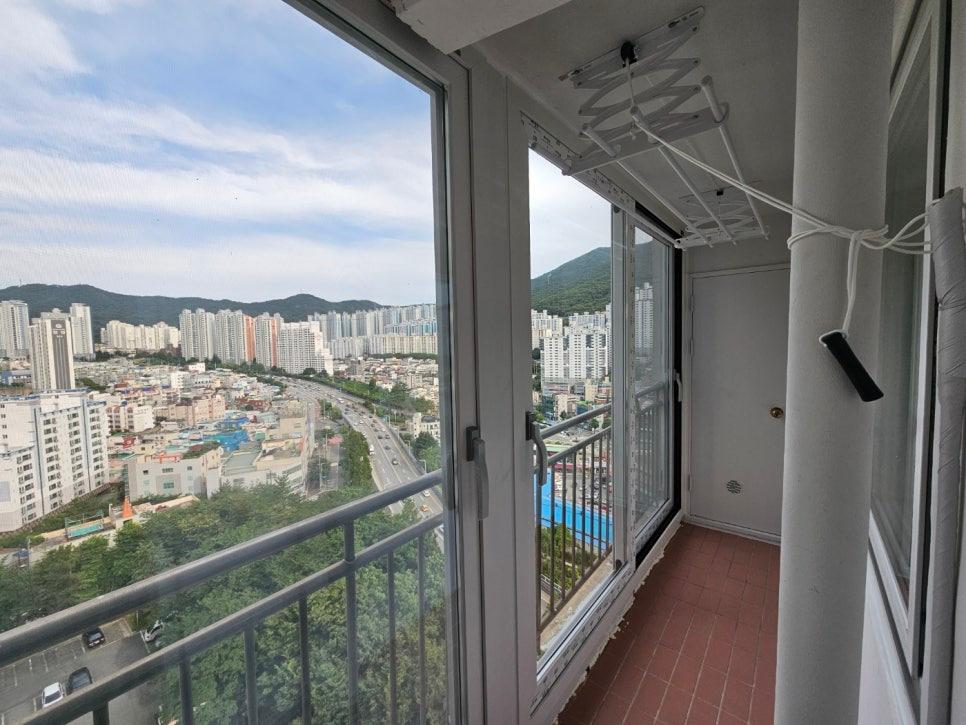 흰색 라디에이터와 금속 난간이 설치된 발코니