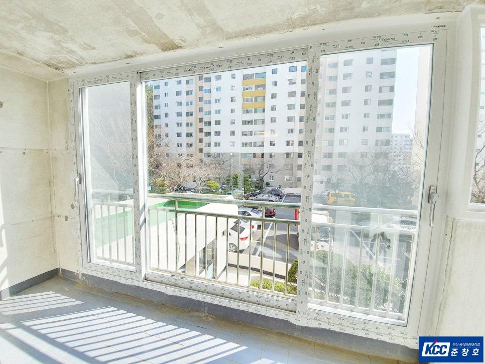 흰색 프레임 창호가 설치된 밝은 발코니