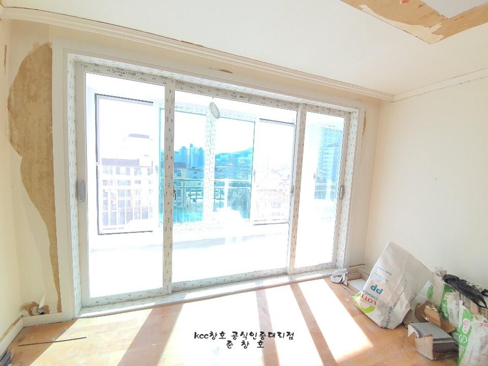 벽면 페인트가 벗겨진 상태의 창호 교체 과정