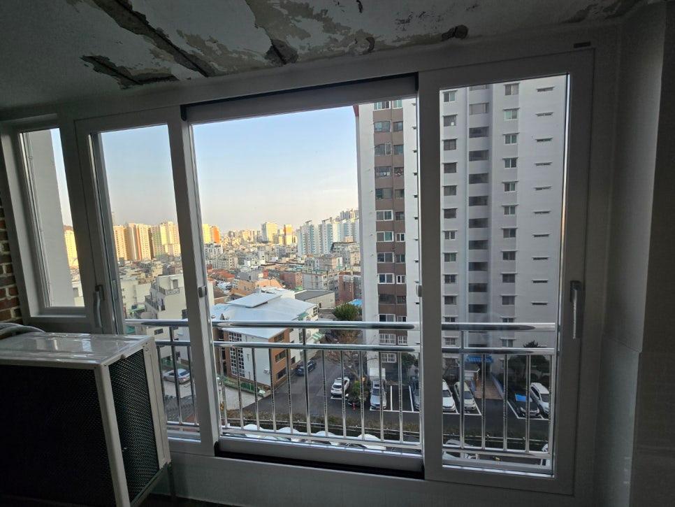 천장 마감이 불완전한 발코니 창호 근접 샷