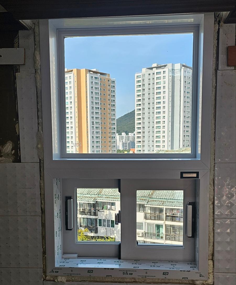 고층 건물 배경의 창호 상하부 프레임 구조