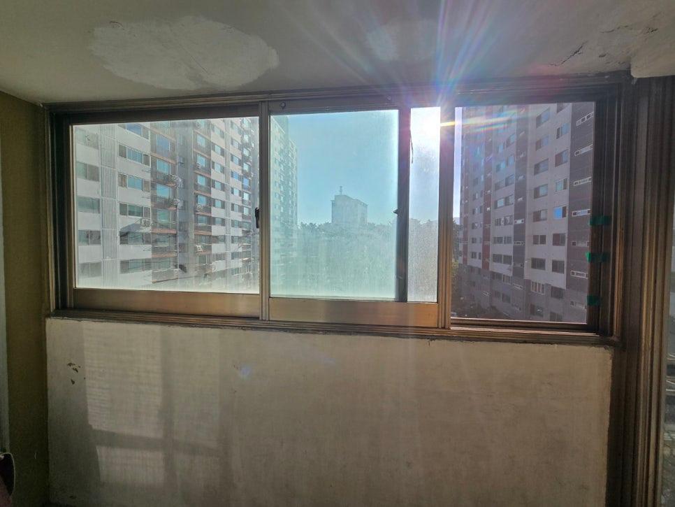 벽면 마감 전 창호 프레임이 설치된 실내 모습