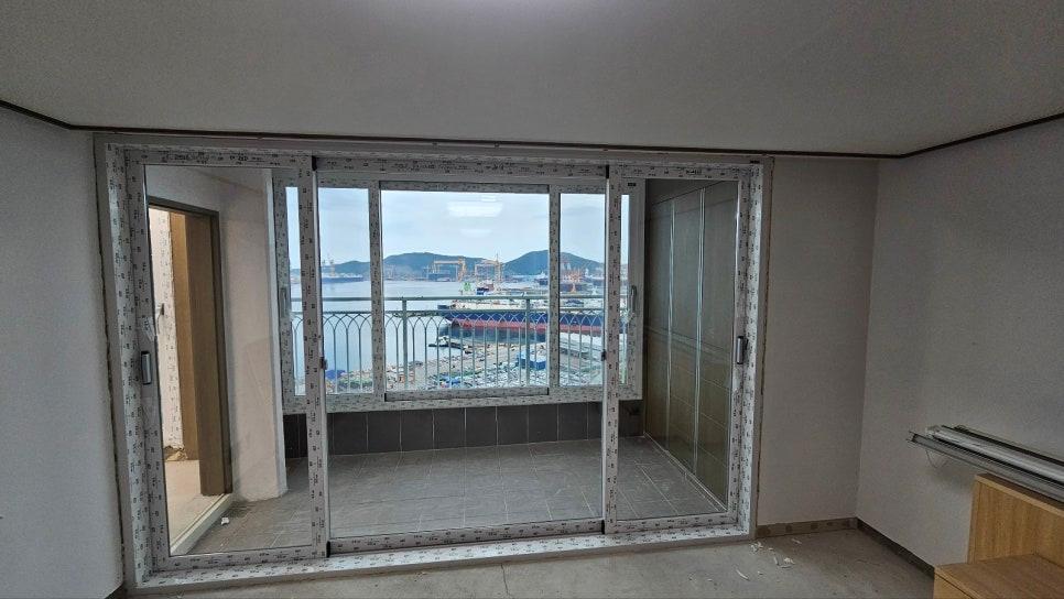 항구와 산이 보이는 외부 조망과 창호 근접 샷