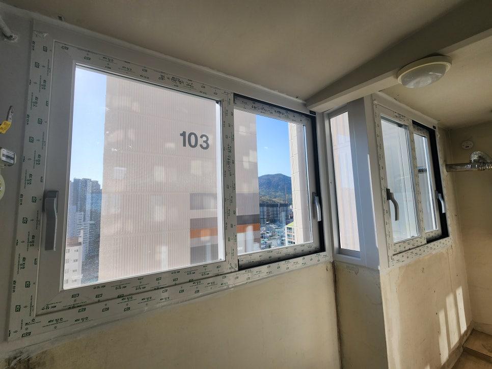 번호 표시가 된 보드와 창호 너머의 산 풍경