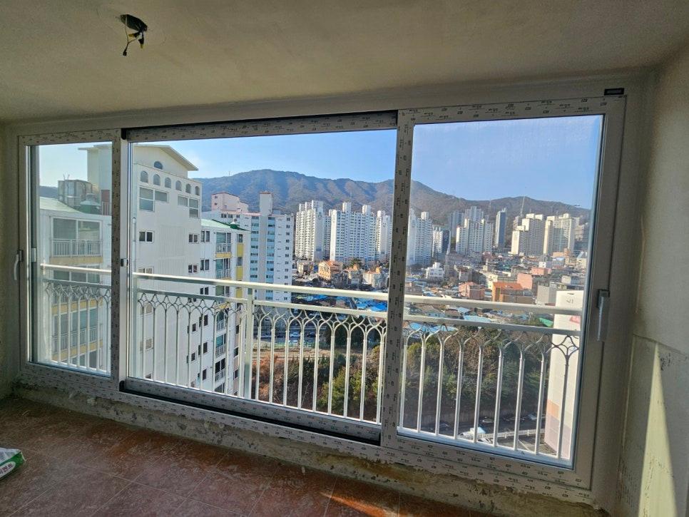 흰색 프레임 창호가 설치된 발코니 전경