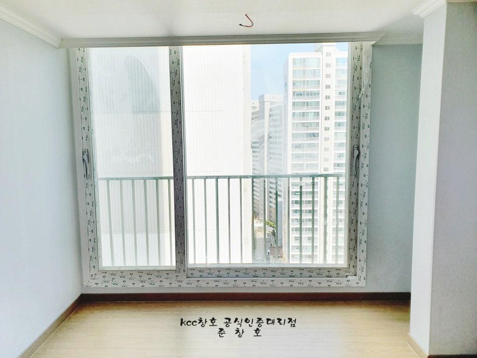 흰 벽과 목재 바닥이 있는 방의 열린 창호 모습