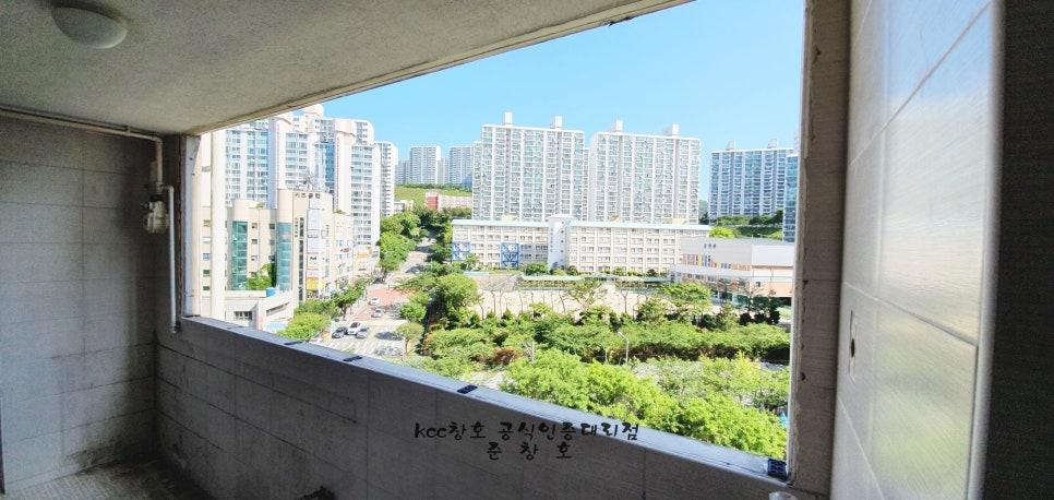 함마톤 난간대와 흰색 타일로 완성된 발코니