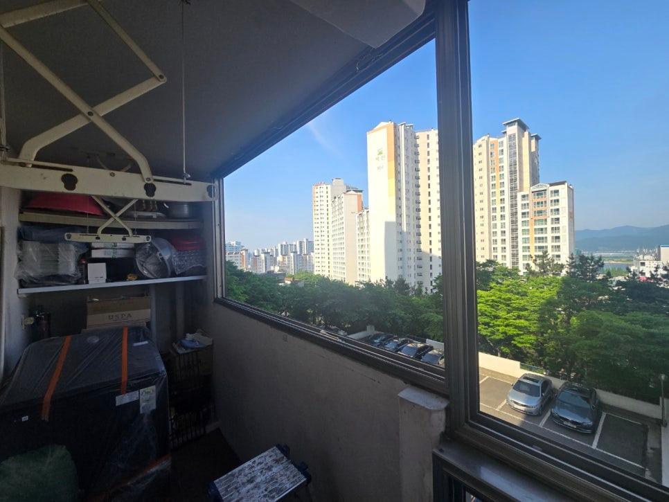 수납장이 있는 발코니 내부에서 바라본 외부 풍경