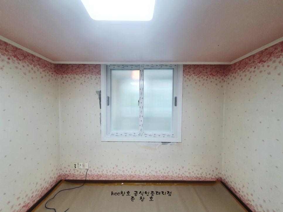 분홍색 꽃무늬 도배지와 흰색 창호가 있는 방