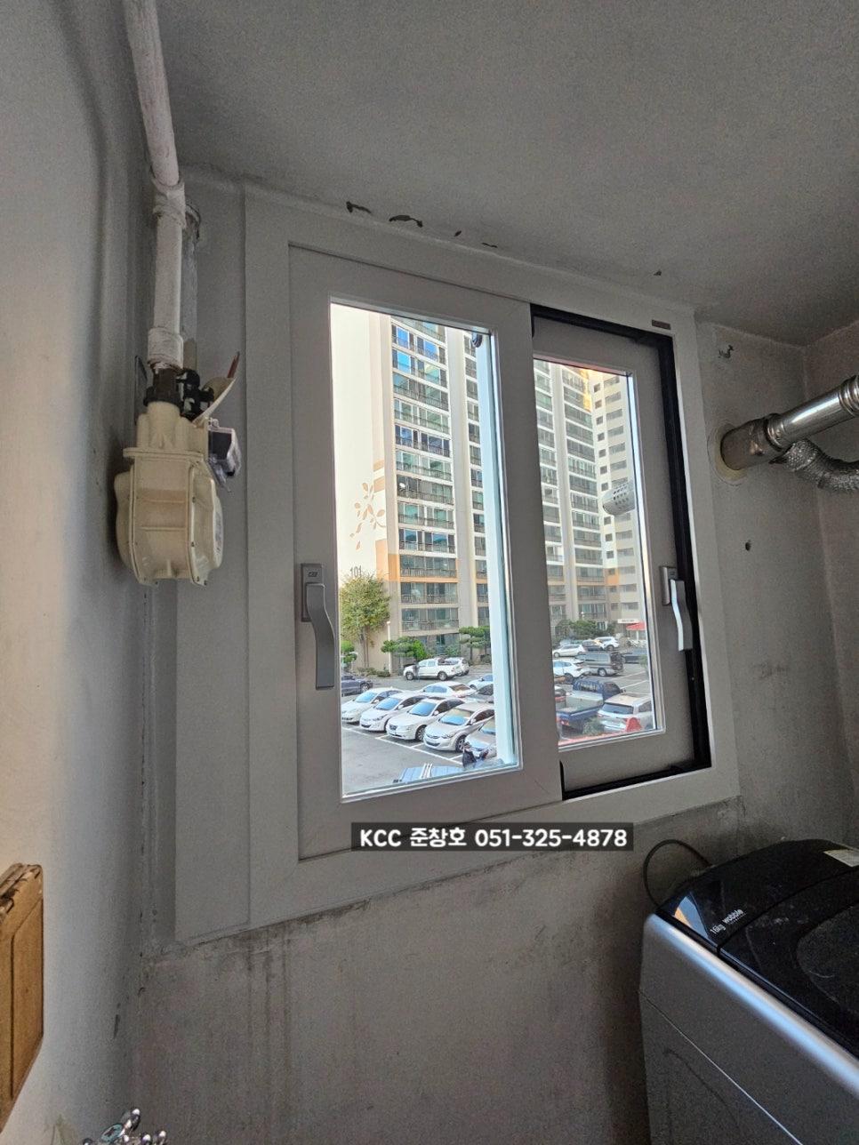 외부 고층 건물이 보이는 창호 주변 배관 상태