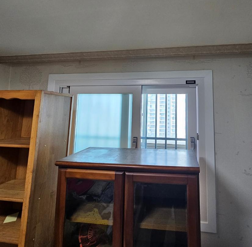 넓게 퍼진 먼지층이 보이는 표면 상태