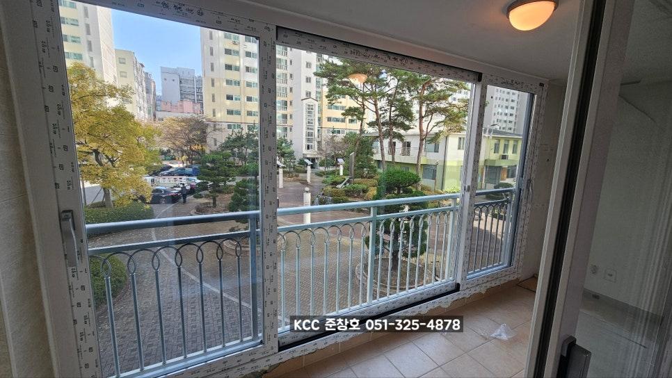 보호 테이프가 부착된 창호 프레임 근접 모습