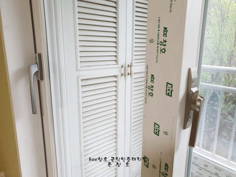 도어 프레임 상부와 힌지가 보이는 여닫이 문 모습