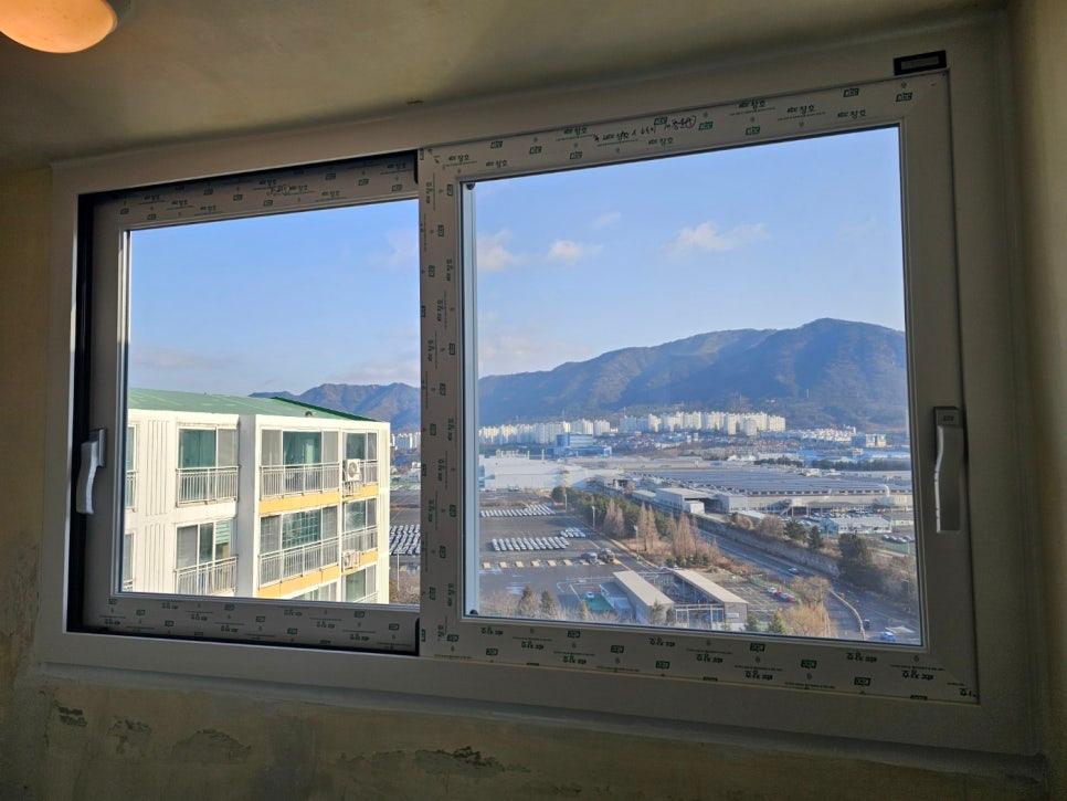 외부 풍경이 담긴 실내 창가 프레임 모습