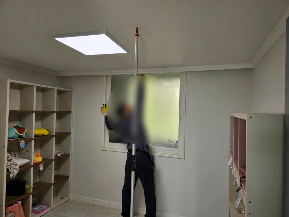 수납장 옆 벽면에 창호를 안착시키는 과정