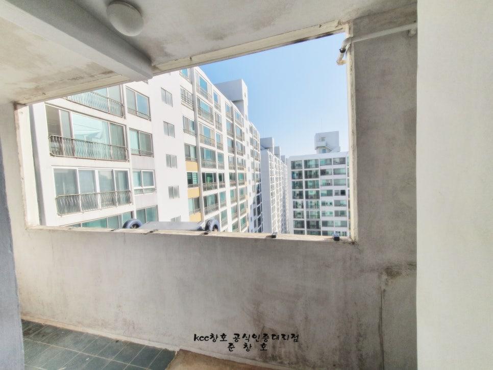 시공 전 콘크리트 벽과 타일 바닥의 발코니