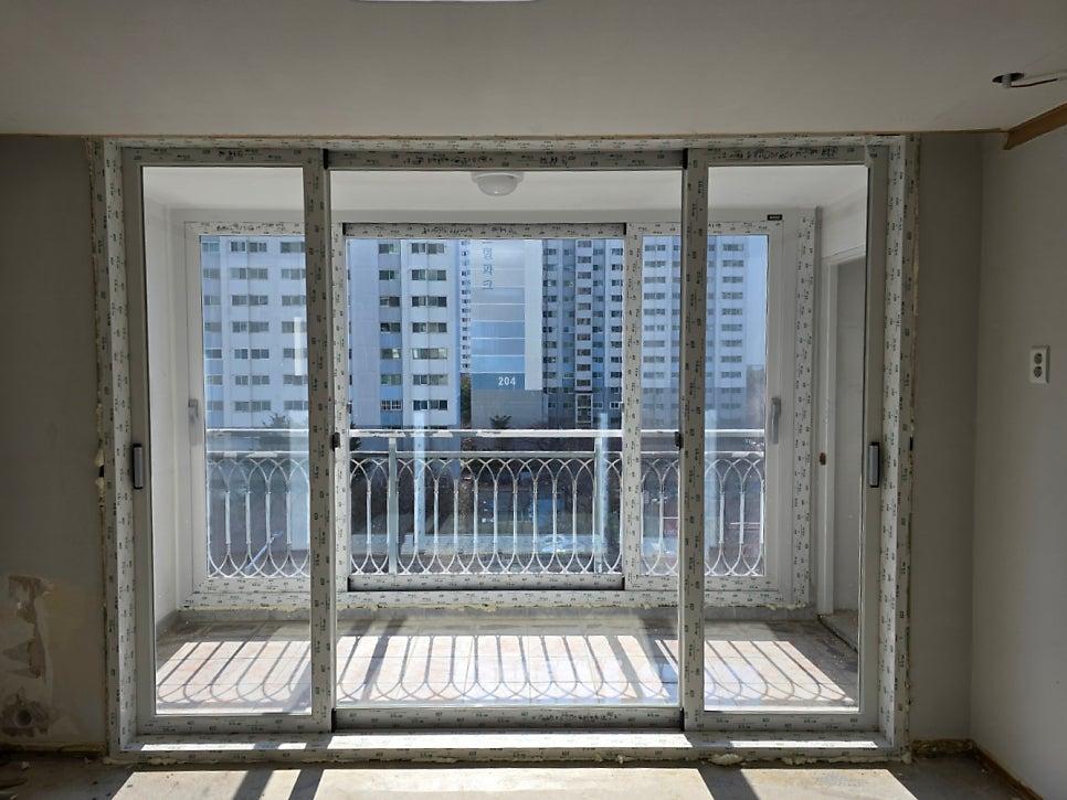 레일을 따라 이동하는 슬라이딩 창호와 마감 전의 실내 벽면