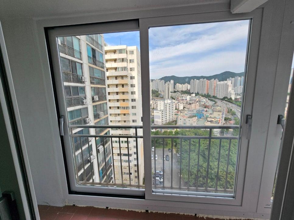 외부 풍경을 담고 있는 창문 프레임 근접 샷