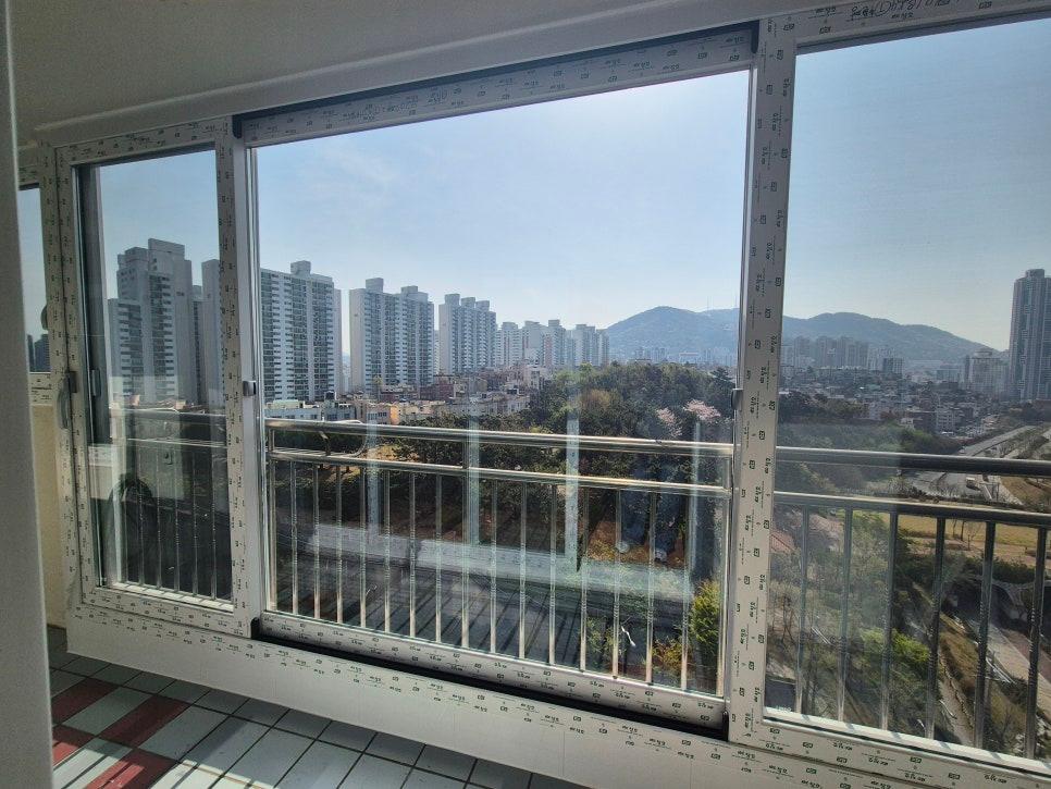 흰색 프레임과 금속 난간이 보이는 설치 과정