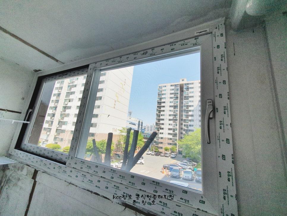 유리 패널과 테두리의 밀착 상태를 보여주는 근접 샷