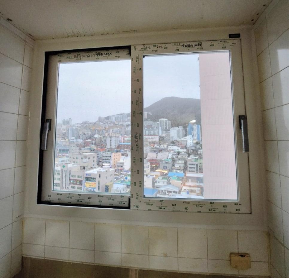 흰색 프레임으로 마감된 KCC 창호와 타일 벽면의 모습