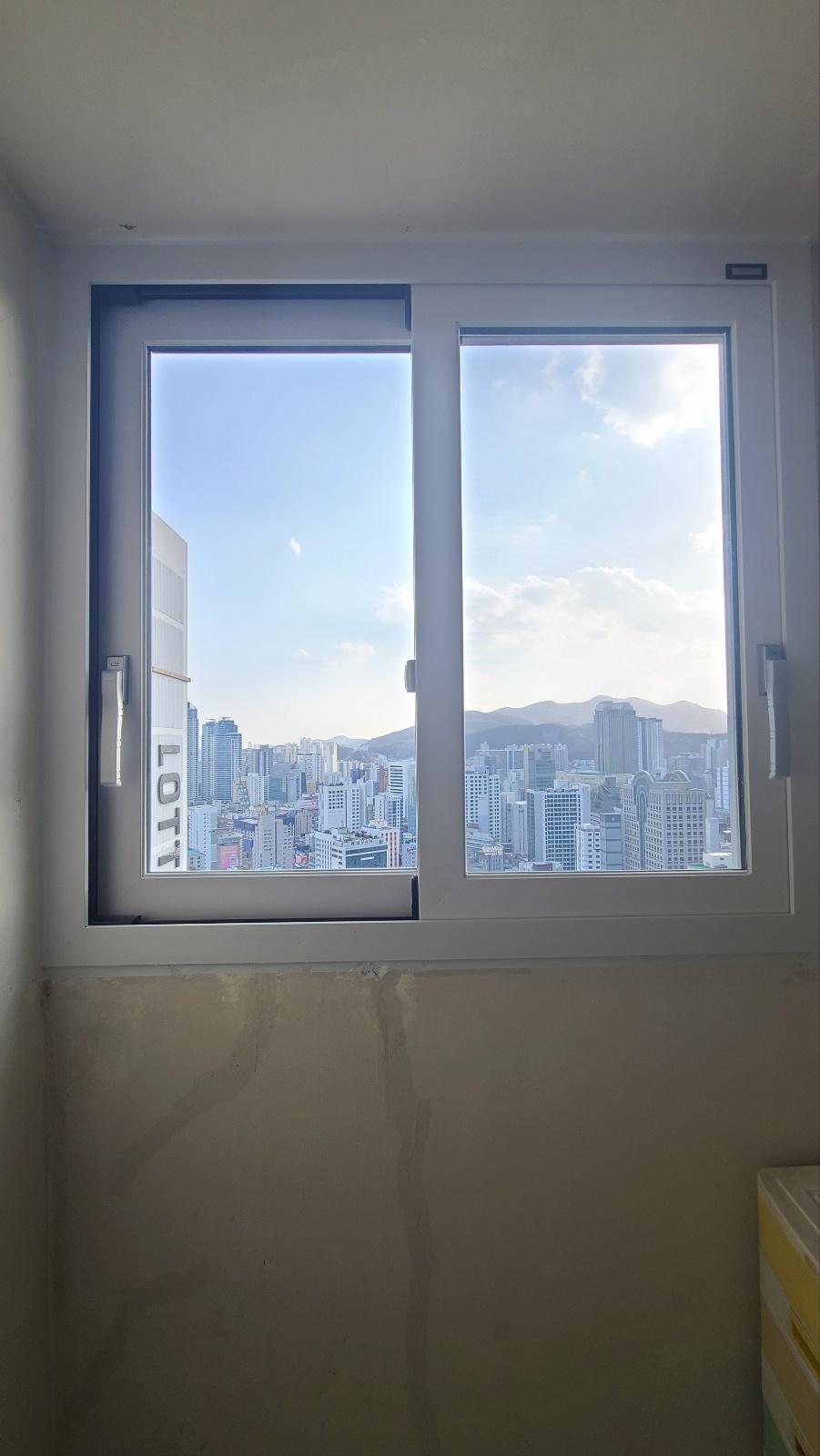 도시 전경이 보이는 슬라이딩 창호의 개폐 상태