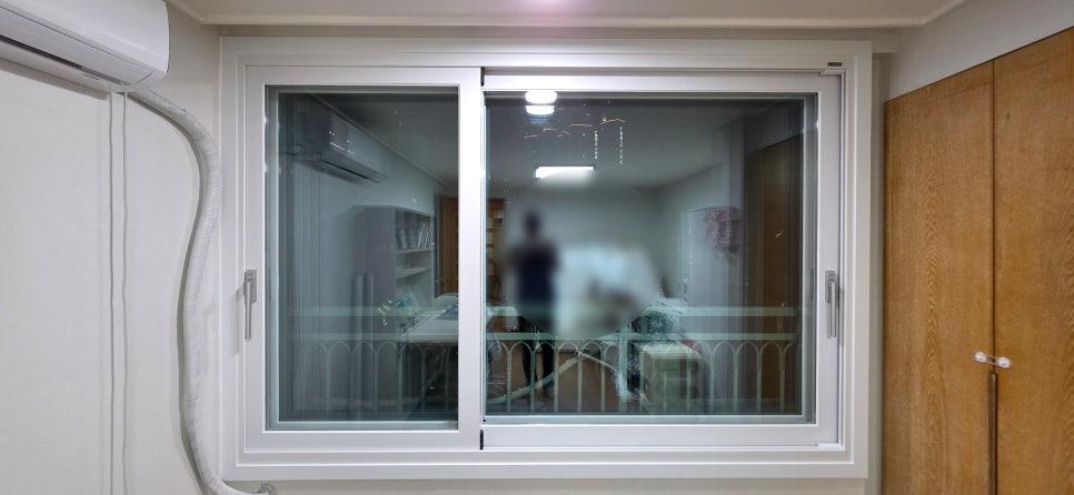 우드톤 가구와 어우러진 화이트 프레임 창호