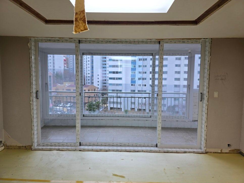 외부 전경이 보이는 실내 슬라이딩 유리문