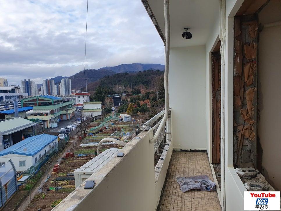 갈색 보드와 벽돌이 노출된 발코니 철거 현장
