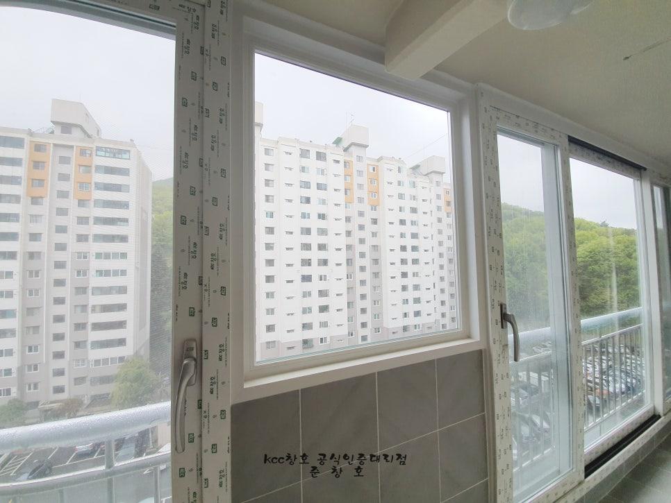 회색 타일 벽면과 조화를 이루며 설치가 완료된 화이트 창호 프레임