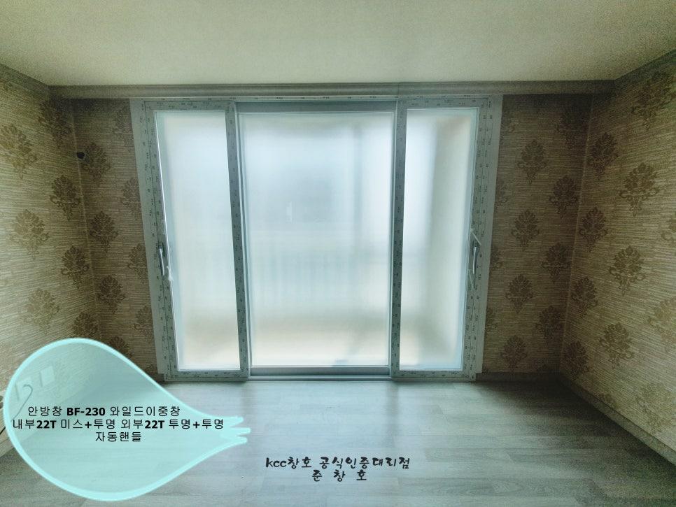 우드톤 벽지와 대비되는 회색 유리 슬라이딩 창호
