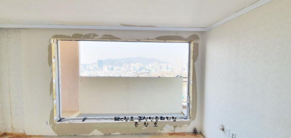 창호가 제거되어 벽면의 흙과 흠집이 드러난 시공 전 모습