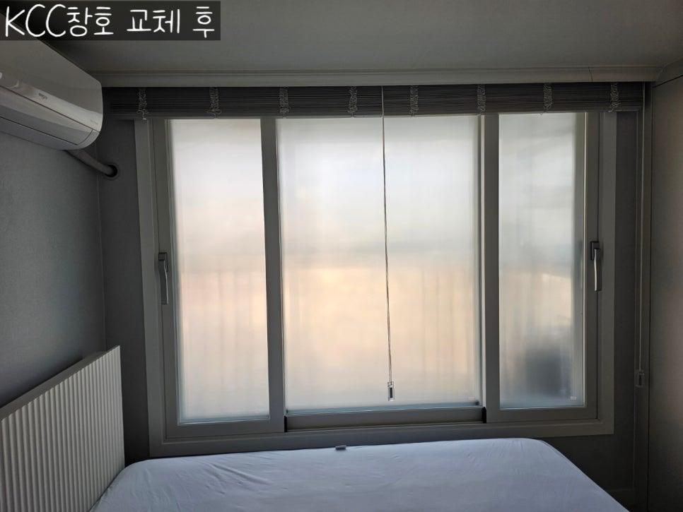 3단 창호와 흰색 블라인드로 마감된 안방의 모습