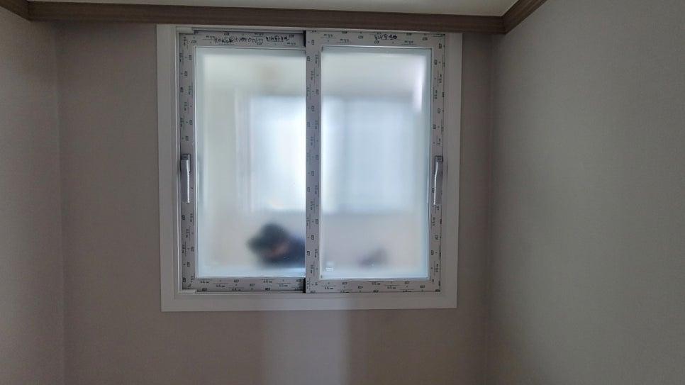 반사가 보이는 매끈한 유리 패널과 백색 프레임