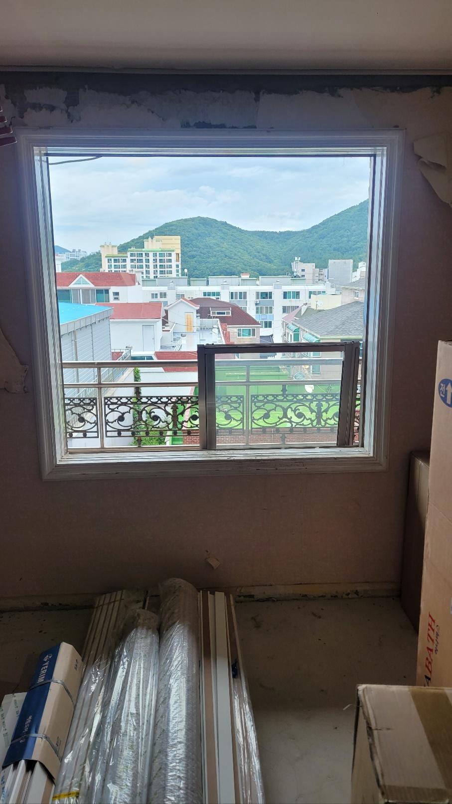 마감 전 벽면과 새 창호 프레임이 맞닿은 근접샷