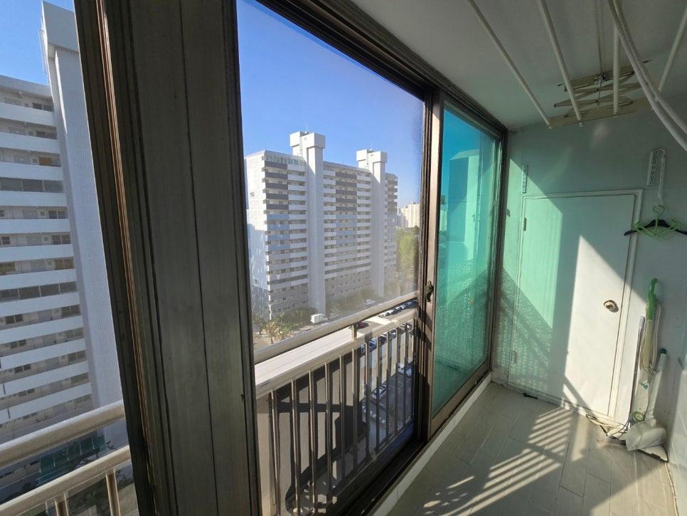 라인형 난간이 설치된 발코니 모습