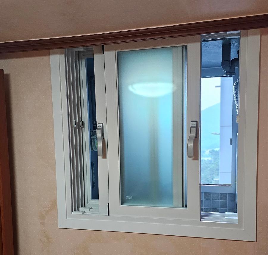 실버 색상 파시노 핸들이 적용된 창호 근접샷