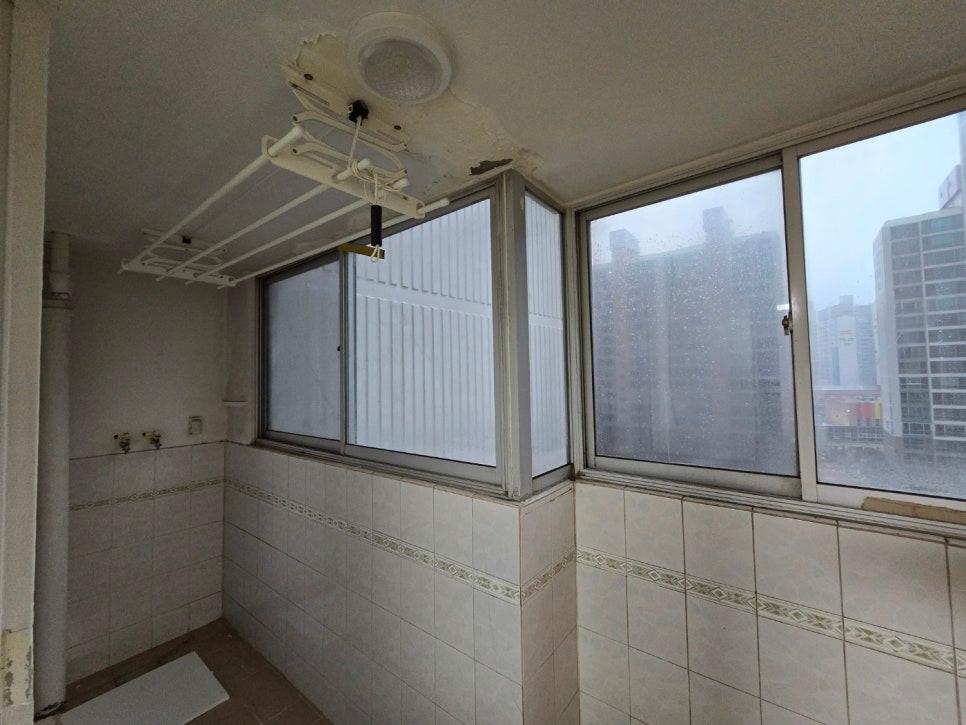 건조대와 수도꼭지가 보이는 발코니 전경