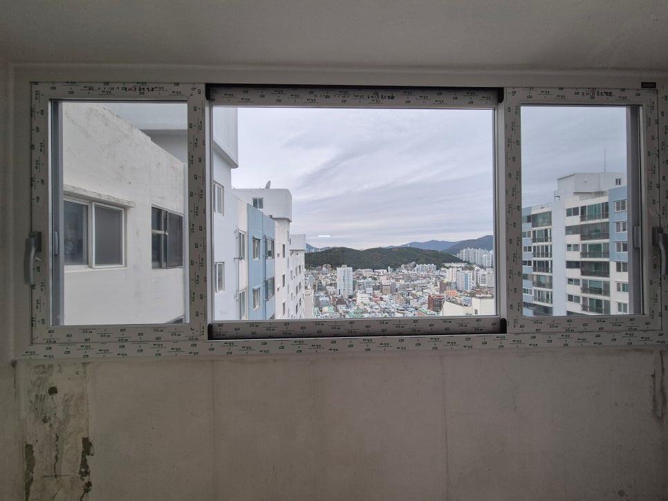 창호를 열어 도시 전경이 보이는 실내 모습