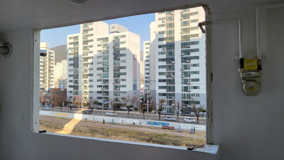 창밖 풍경과 내부 전기 계량기 및 배관이 보이는 모습