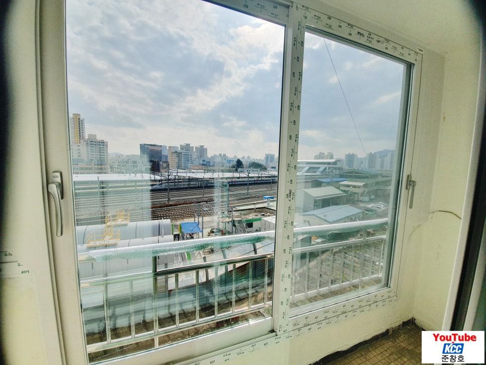 발코니 난간과 맞닿은 화이트 창호 근접샷