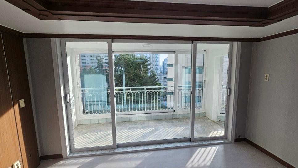 목재 천장과 회색 벽면이 어우러진 슬라이딩 도어 공간