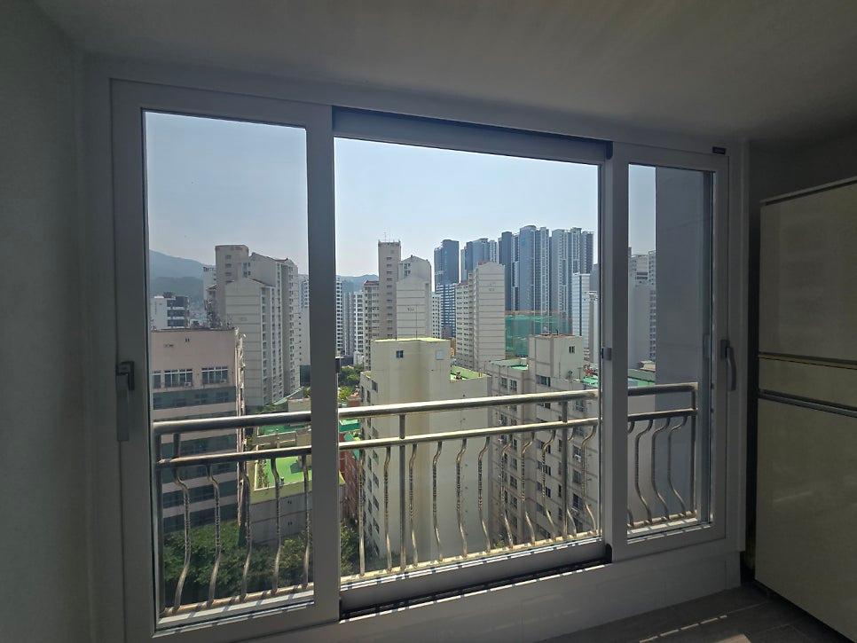 도시 풍경이 보이는 창호 프레임 근접 촬영