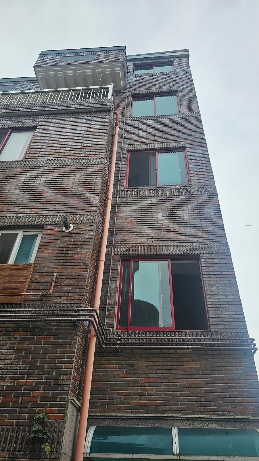 교체 전 붉은색 테두리가 특징인 기존 창호