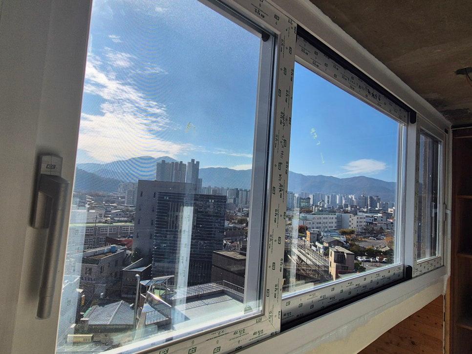 창 너머로 보이는 평온한 도시의 풍경